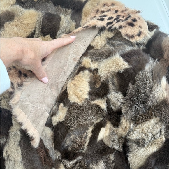 Luxurious Fur Cape in Brown Tones - Picture 5 of 14